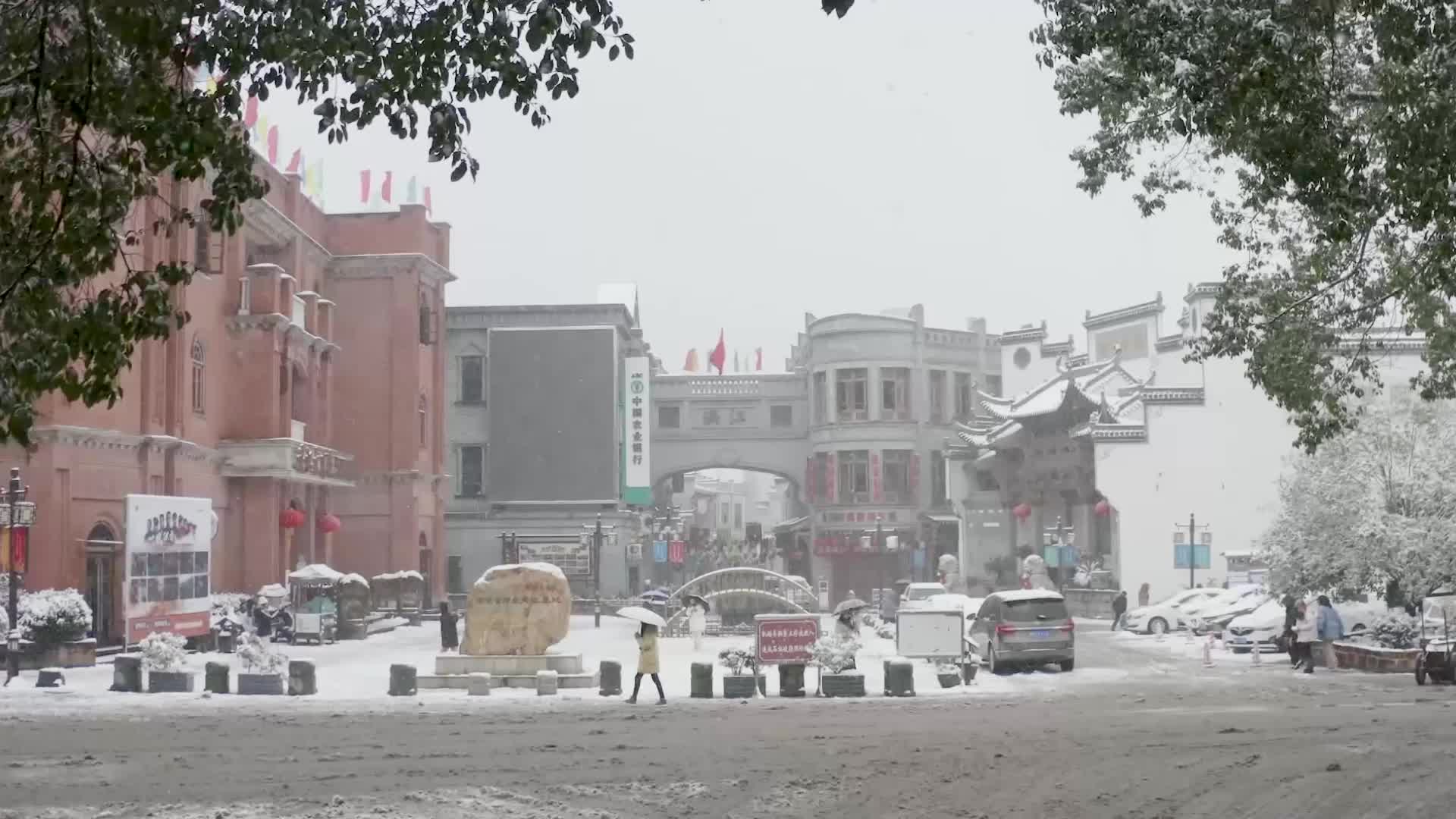 一夜飛雪至 水墨染古城
