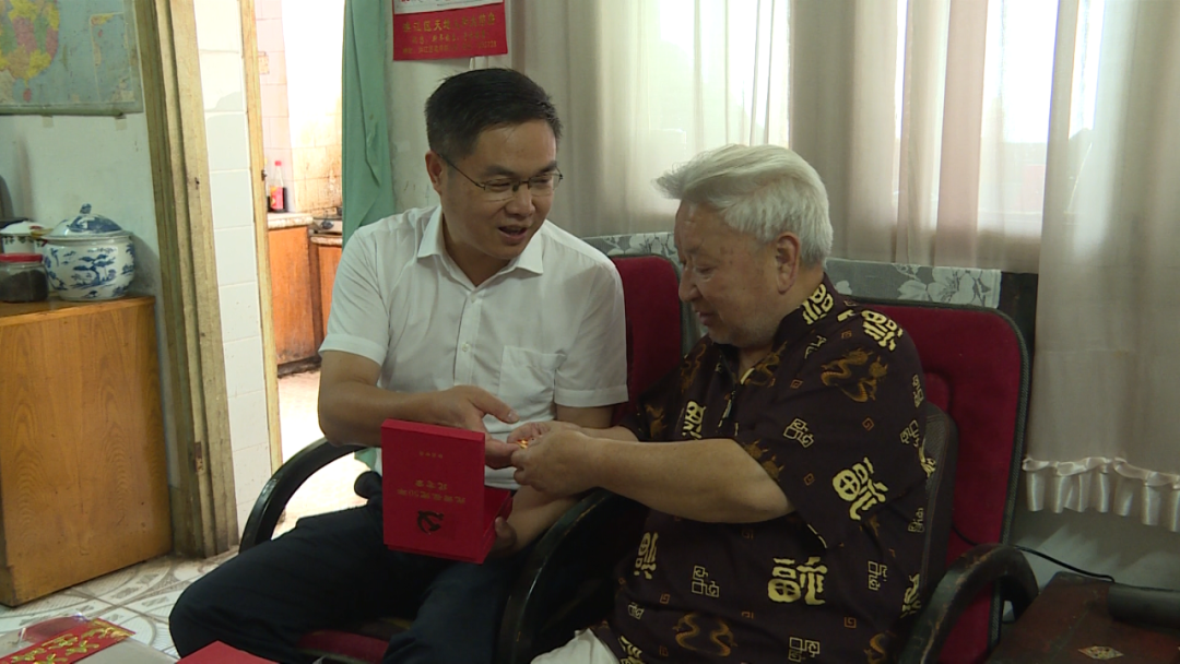 伍罕鳴為離退休老黨員頒發(fā) “光榮在黨50年”紀(jì)念章