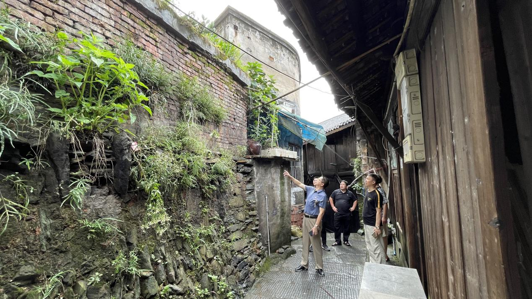 區(qū)住建局開展汛期直管公房安全隱患排查整治