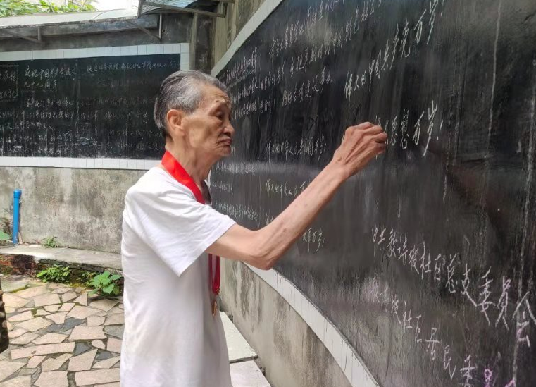 新街：社區(qū)黑板報下的老黨員
