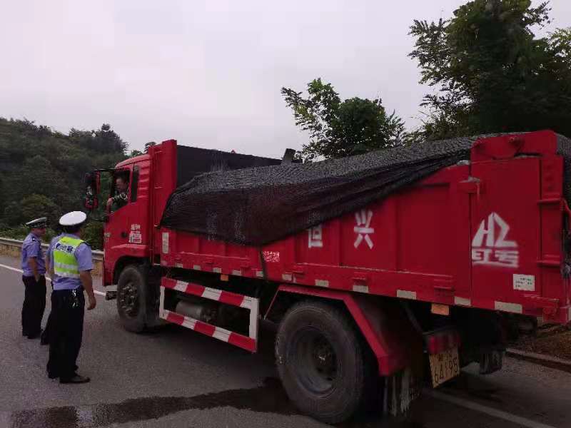 洪江區(qū)嚴查“六類”重點交通違法行為，全面凈化道路環(huán)境