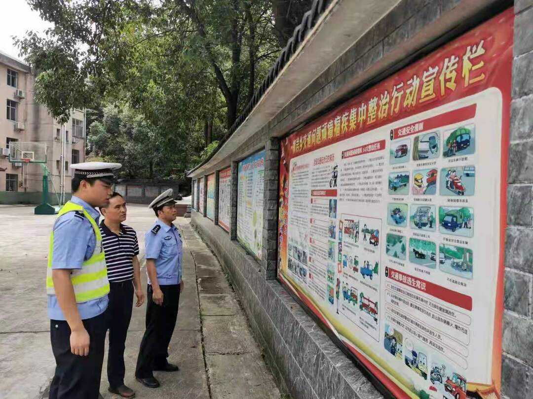 洪江區(qū)交管中心：“一欄一標(biāo)語”  切實提高群眾交通安全意識