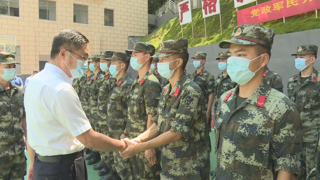 八一前夕，伍罕鳴率團(tuán)走訪慰問駐洪部隊(duì)官兵