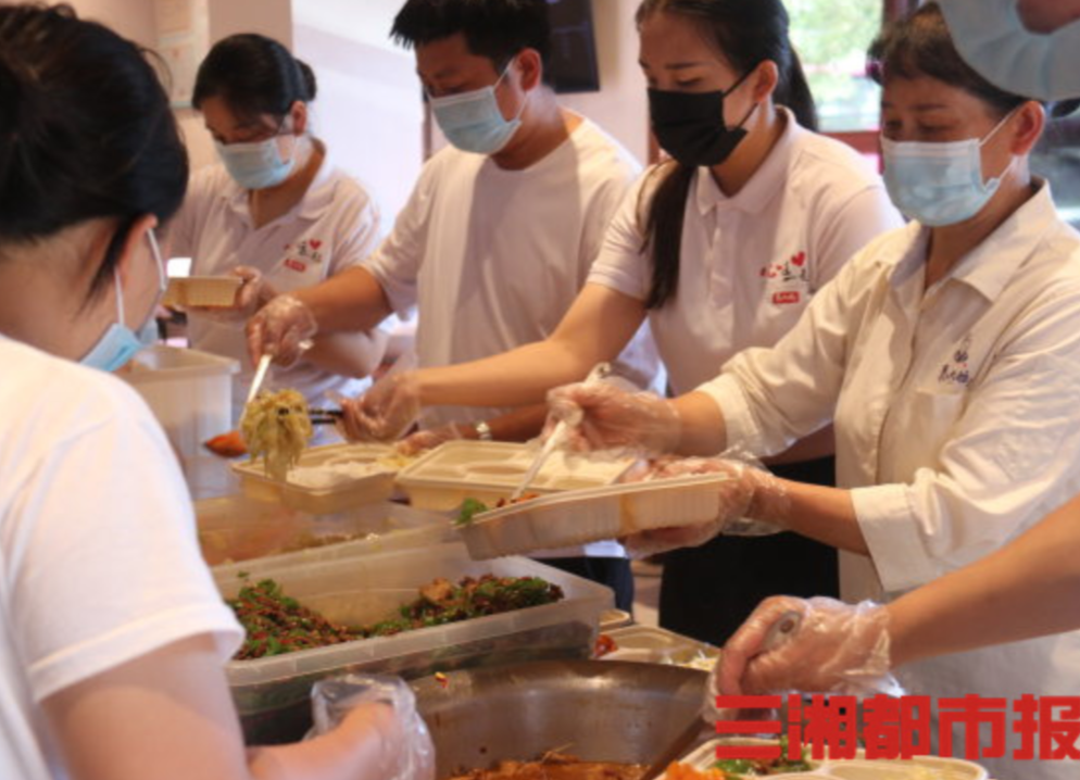張家界遍地“平凡英雄”！車隊(duì)急接送，餐館送盒飯，果農(nóng)贈(zèng)黃桃，游客當(dāng)幫手