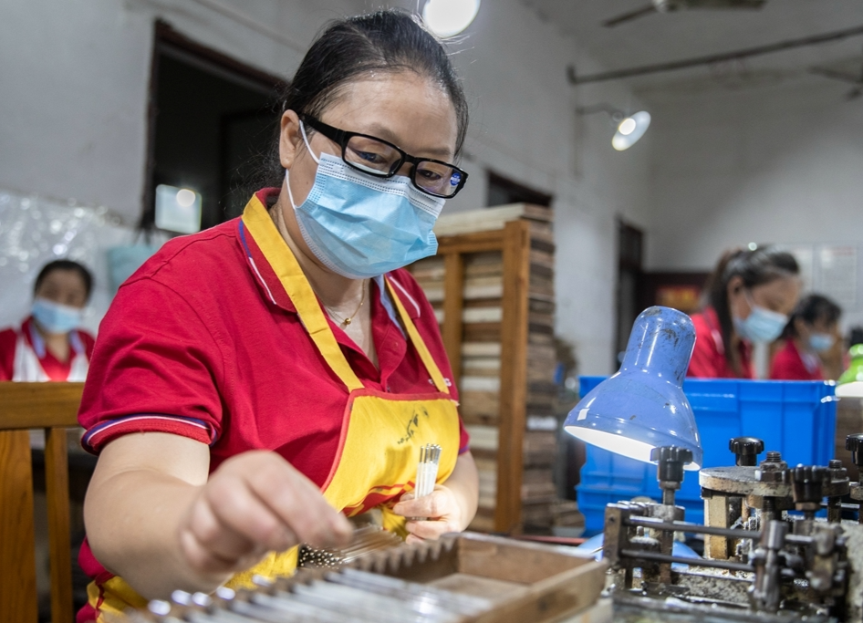 厲害啦！洪江區(qū)這家醫(yī)療企業(yè)戰(zhàn)高溫、嚴防控、穩(wěn)生產(chǎn)、干勁足！