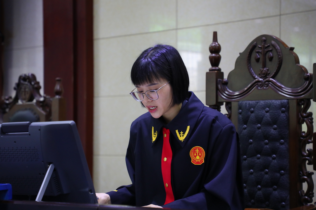 鏗鏘玫瑰，女法官也有俠骨柔情