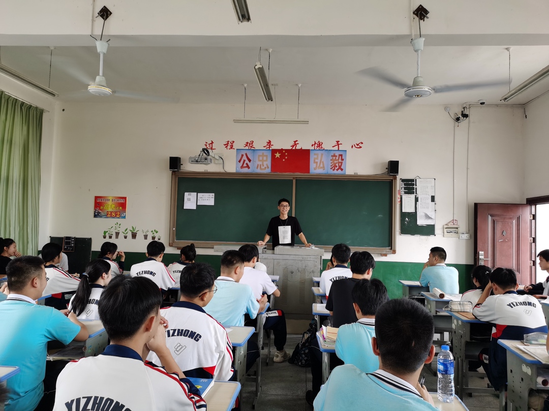 洪江區(qū)第一中學優(yōu)秀畢業(yè)生回歸母校為高三學子傳授學習經(jīng)驗