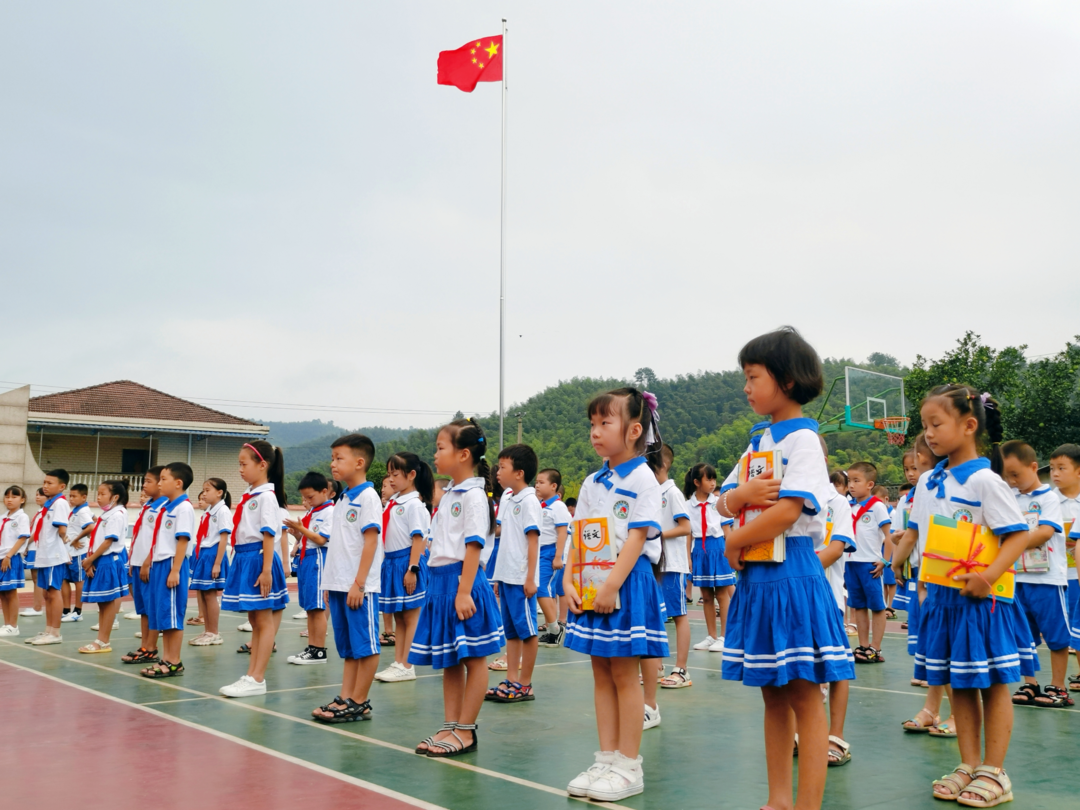 橫巖鄉(xiāng)中心小學開展“明禮立志，感受幸?！遍_學典禮