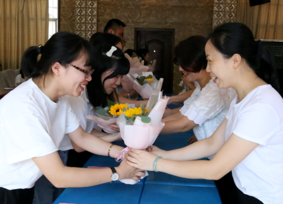 師徒結(jié)對(duì)促成長(zhǎng) 新老幫扶傳匠心