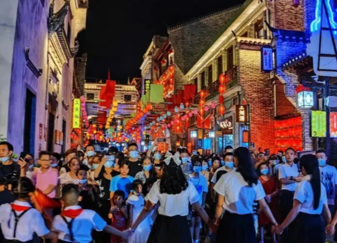 湖南洪江區(qū)：繽紛夜游點燃“夜經(jīng)濟”