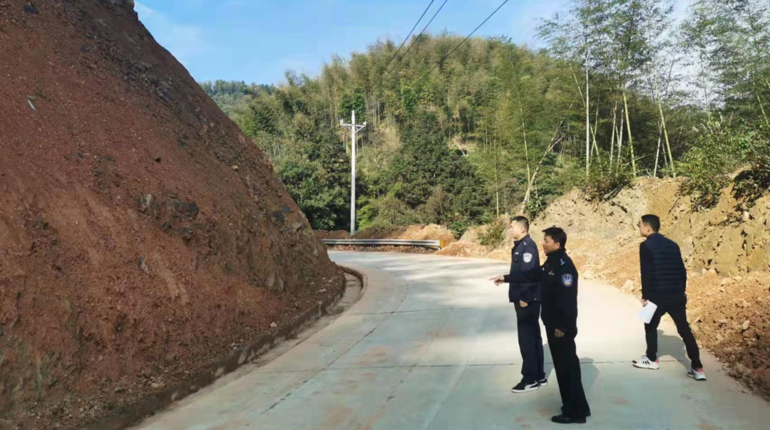 洪江區(qū)交管中心開展農村道路安全隱患排查