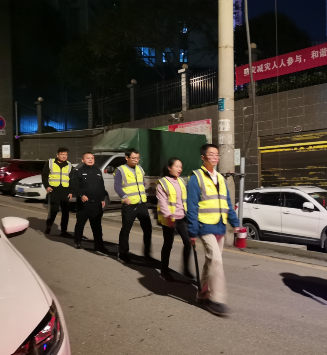 堅(jiān)持夜間禁毒巡邏隊(duì)，守護(hù)家園保平安
