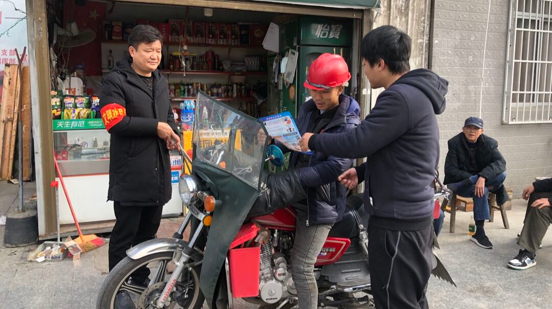 師傅，請將您的車停到規(guī)定的停車線內(nèi)！