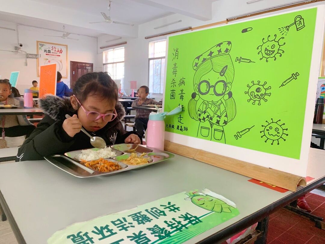 食堂里的“展覽館“，這所學校有心更有新