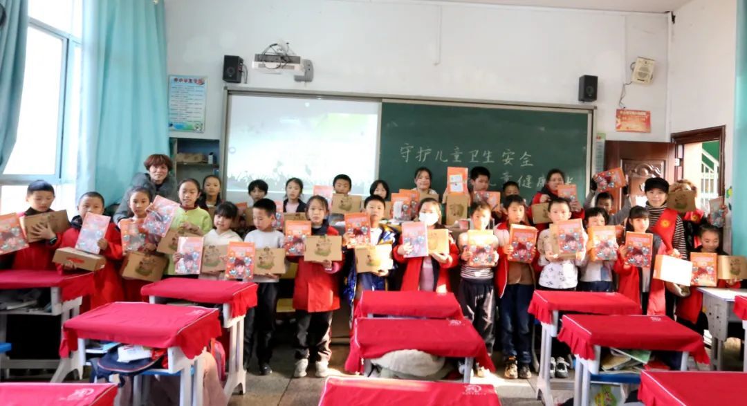 有趣！洪江區(qū)百名學(xué)生人手一份