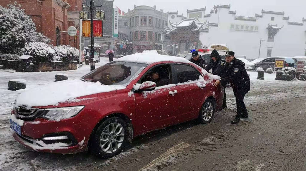 洪江區(qū)“雪警”迎風(fēng)斗雪守護(hù)平安