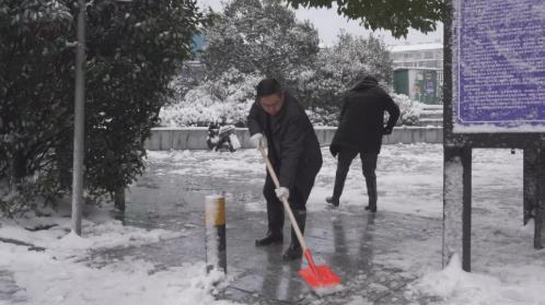 干部群眾齊上陣 清掃積雪暖民心