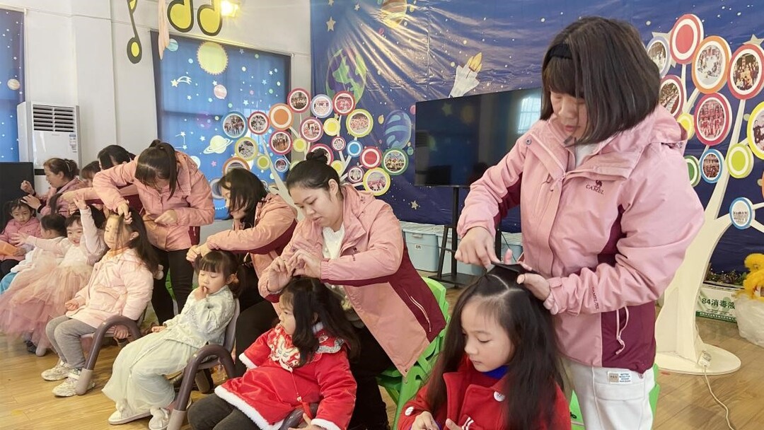 巧手編師愛——洪江區(qū)幼兒園教師扎辮子技能比賽