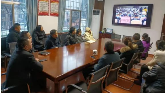 洪江區(qū)干部群眾集中收聽收看懷化市六屆人大一次會(huì)議開幕式