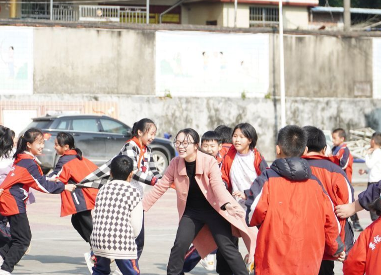 這位95后女孩，陪山里娃寫下1000多首詩(shī)