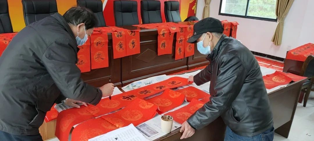 寒冬送春聯(lián)  墨香暖人心
