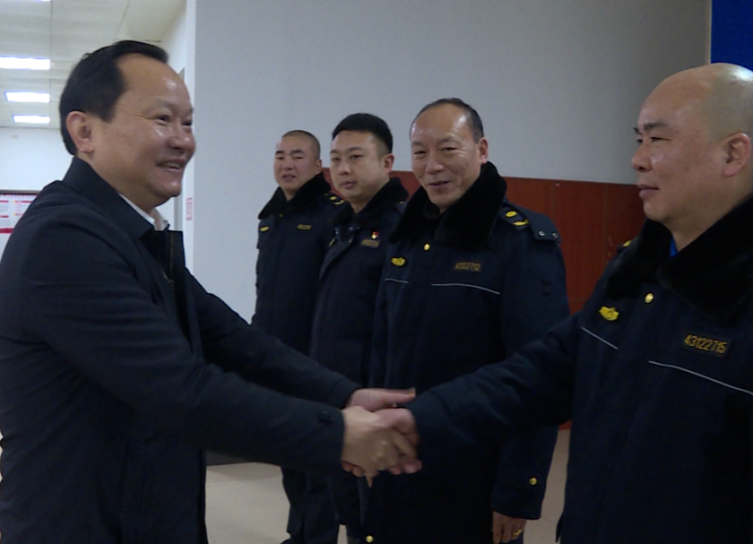 歲寒情深暖意濃，劉曉明大年初一走訪慰問一線工作人員