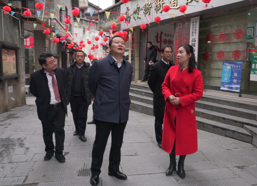 新春上班第一天，劉曉明帶領(lǐng)區(qū)四大家主要領(lǐng)導(dǎo)看望慰問干部職工