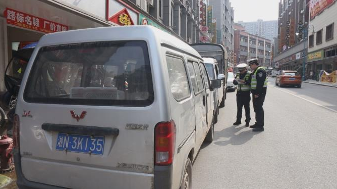 持續(xù)發(fā)力，洪江區(qū)交警嚴(yán)查違法停車