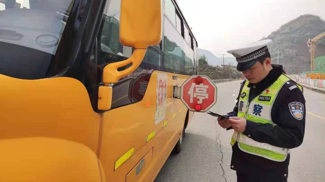 強(qiáng)化校車安全管理，確保學(xué)生出行安全