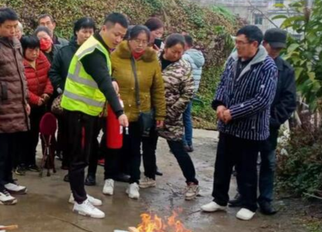 消防宣傳進(jìn)社區(qū)，傳播知識“送平安”