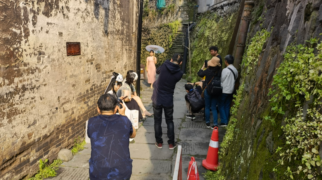 啥情況？！吸引了來自全省的攝影專業(yè)人員來洪……