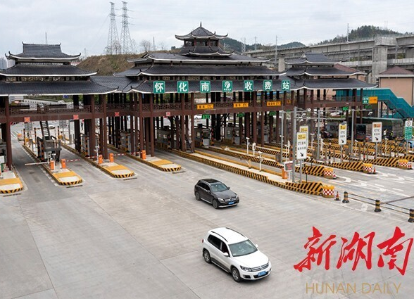 湖南日報(bào)︱風(fēng)雨過后又見彩虹——懷化主城區(qū)有序解除臨時(shí)交通管制和有序恢復(fù)正常生產(chǎn)生活見聞