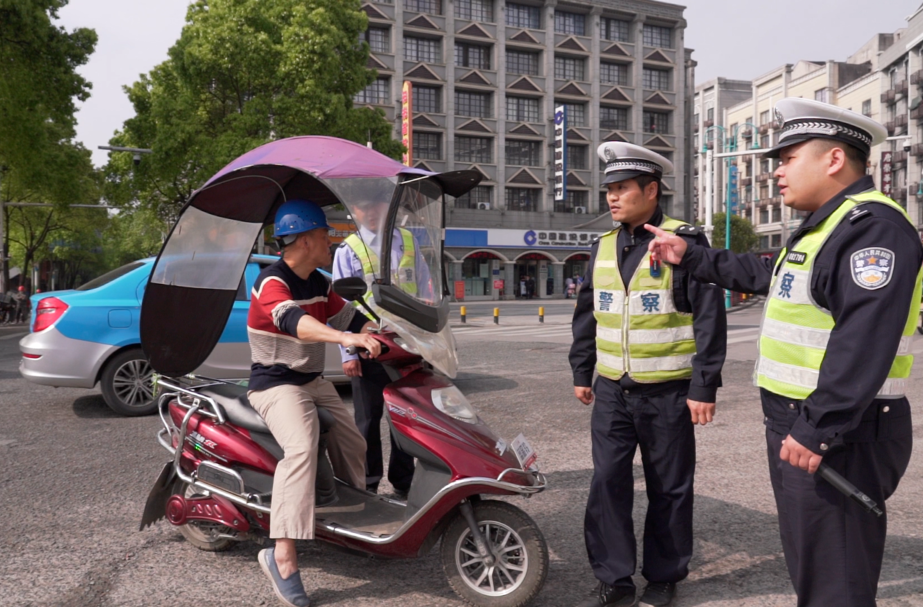騎車不戴頭盔？嚴查！