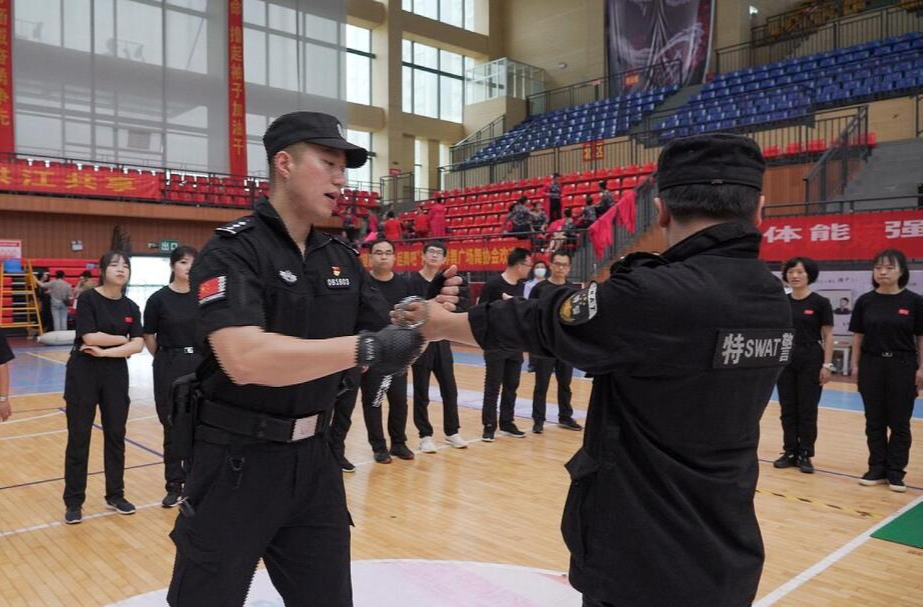 徒手防衛(wèi)、實(shí)彈射擊……這個訓(xùn)練很硬核