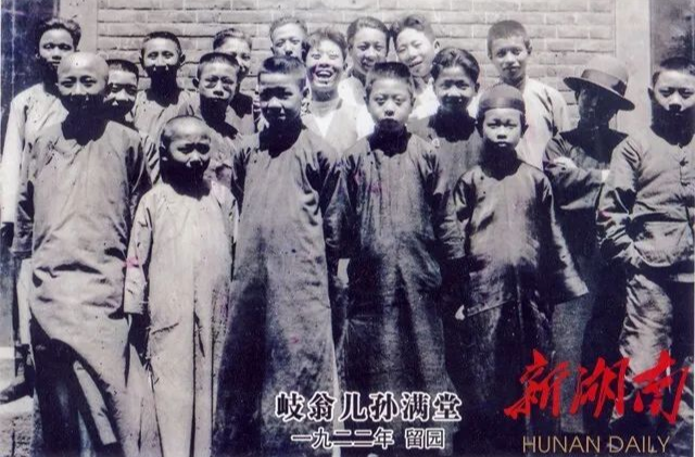 18歲，坐腳盆劃過長江，白手起家成油王