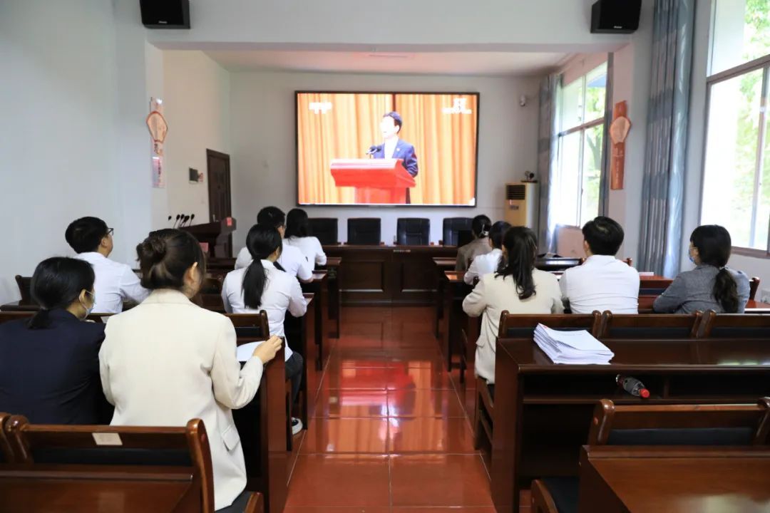 今天，洪江區(qū)廣大共青團(tuán)員和少先隊(duì)員，都在收看這場(chǎng)直播