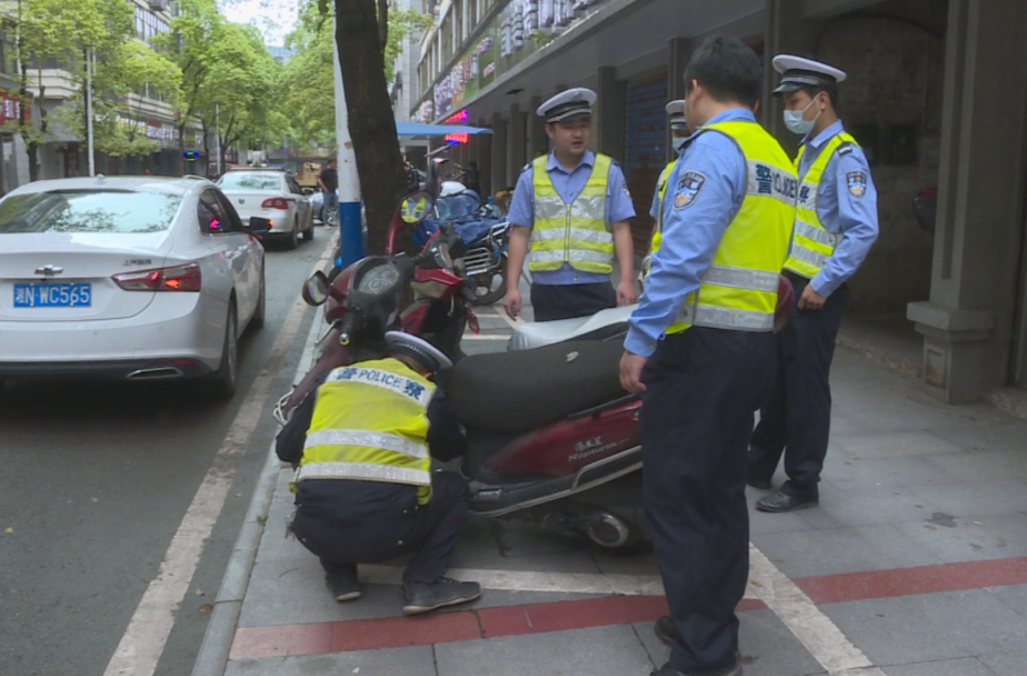 洪江區(qū)查處一批無牌無證、報廢摩托車、電動車