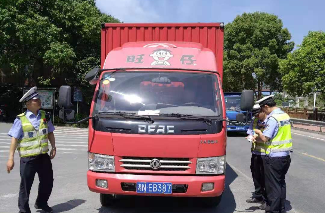 洪江司機(jī)注意啦，交警時刻都在“關(guān)注”著你！