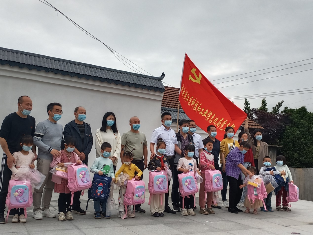 “與愛同行，我們六一不孤單”——科工局黨員呵護留守兒童