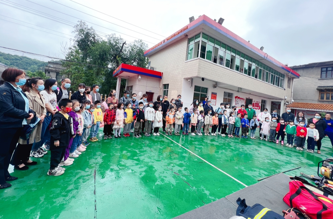 瞧！這群萌娃變成“小小消防員”