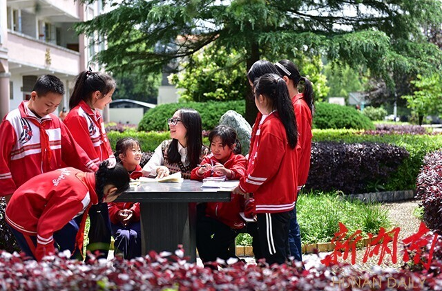 湖南日?qǐng)?bào)深度︱95后女孩李柏霖帶著山里娃寫(xiě)下1400余首詩(shī)：播下詩(shī)意的種子，傾聽(tīng)花開(kāi)的聲音