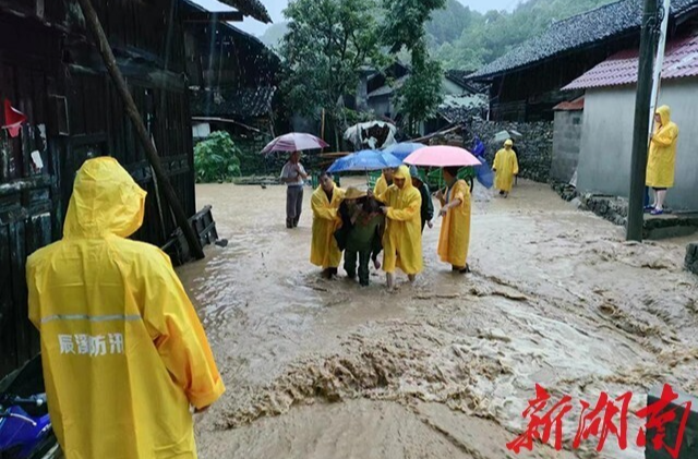 湖南日?qǐng)?bào)丨強(qiáng)降雨突襲懷化，一大批黨員干部挺身而出——守護(hù)群眾安全，他們沖在抗洪一線