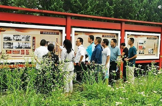 傳承紅色基因，建設美好家園！懷化市網(wǎng)絡大V和自媒體人員瞻仰椅子山革命烈士公墓