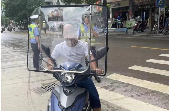 不戴頭盔？曝光！