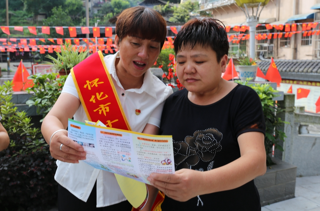我身邊的榜樣 ▏?yán)铈孟悖阂猿跣膿Q民心 做好群眾“貼心人”