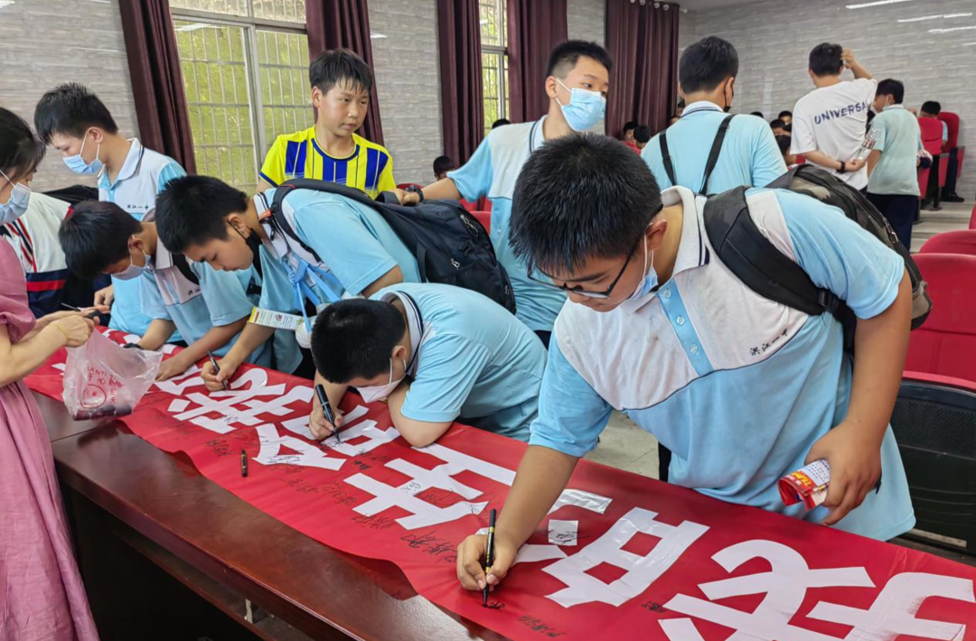 攜手護(hù)航促成長，你我青春不“毒”行