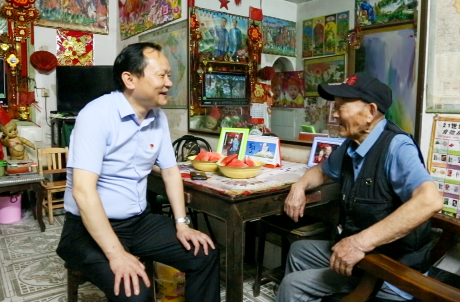 “七一”來臨，劉曉明、胡東聲走訪慰問老黨員