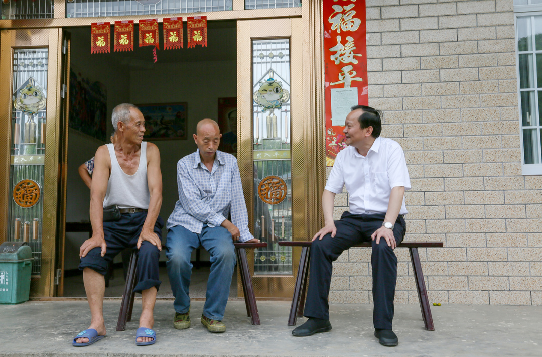 劉曉明走訪慰問(wèn)防返貧監(jiān)測(cè)戶