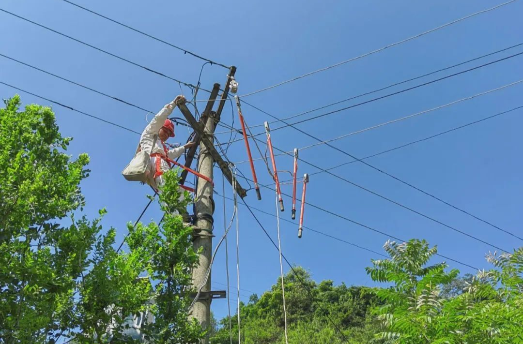 炎炎夏日檢修忙 迎峰度夏有保障