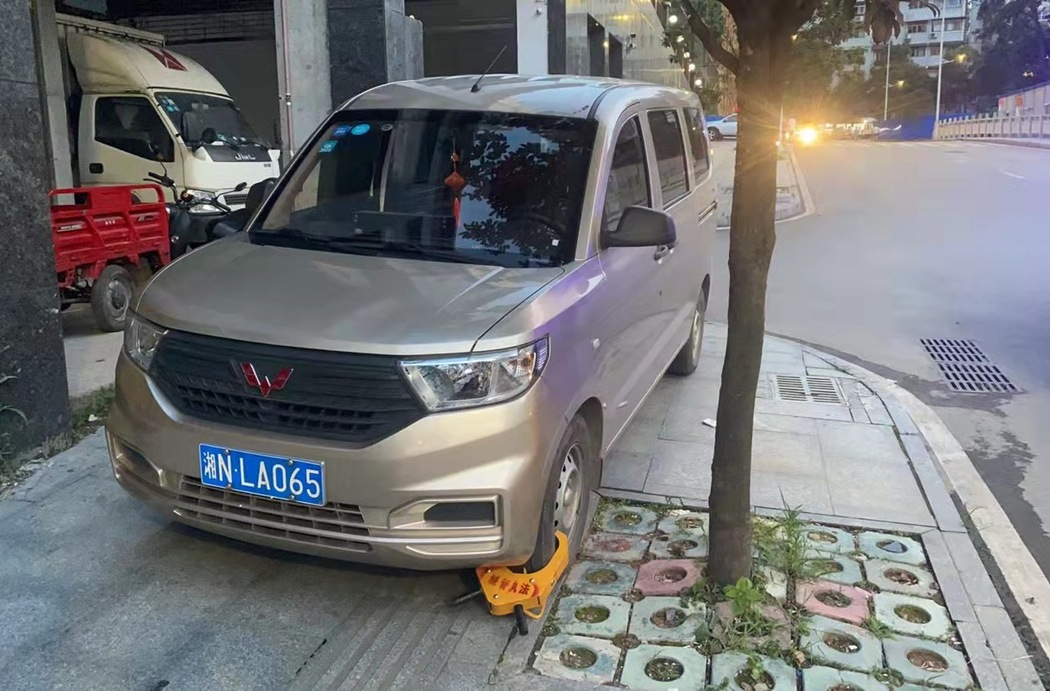 查處！車輛違停人行道，鎖車后又強行駛離